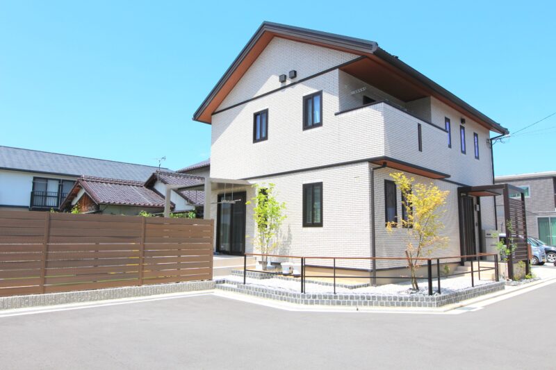 建物に合わせた木彫スタイル外構 愛媛県 新居浜市 外構 エクステリア工事